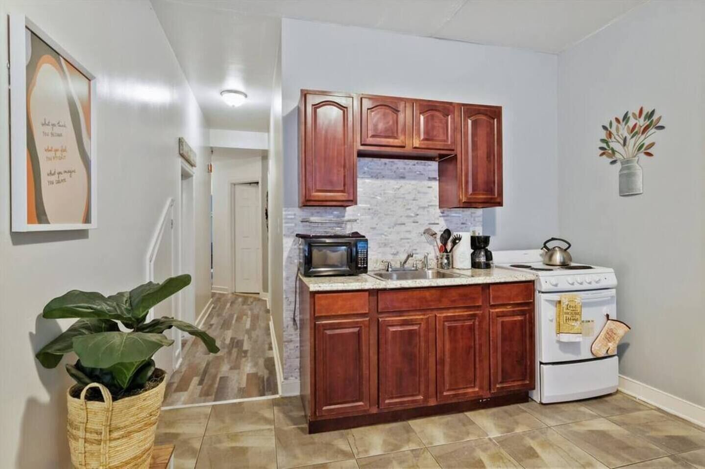 Una cocina moderna con armarios de madera, un microondas, una estufa y un lavaplatos.