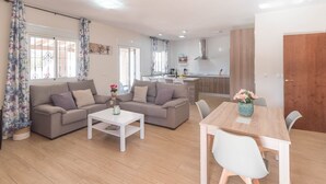 Un salon moderne avec deux canapés, une table basse et une table à manger.