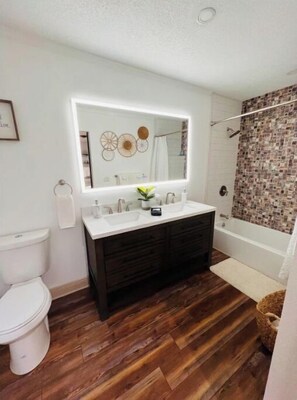 Ensemble douche/baignoire, sèche-cheveux, serviettes fournies, savon