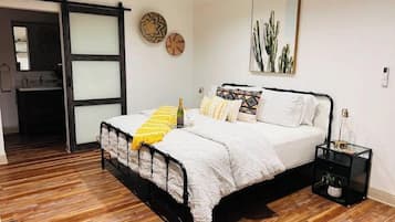 1 slaapkamer, een strijkplank/strijkijzer, gratis wifi, beddengoed