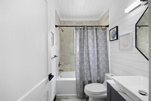 Badewanne, Haartrockner, Handtücher