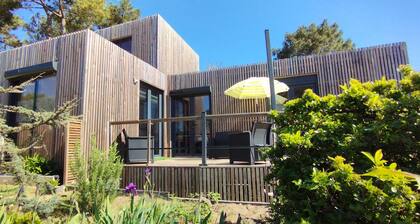 Mini maison en bois proche plages, construite en 2022