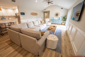 Smart TV - Canal in Sea Isle. Beautiful, spacious, comfortably decorated beach house (Galveston)