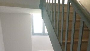 Portaat, joissa on metallikaide ja puiset askelmat, ja jotka johtavat ylätasanteelle.