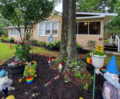 Magnolia Gnomes and Gardens, Large Fenced yard and Pets Stay Free!!