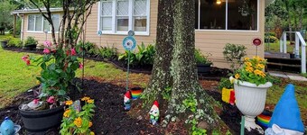 Magnolia Gnomes and Gardens, Large Fenced yard and Pets Stay Free!!