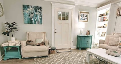 Magnolia Gnomes and Gardens, Large Fenced yard and Pets Stay Free!!