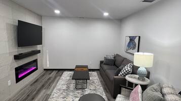Smart TV, chimenea y libros