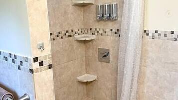 Secadora de cabello y shampoo