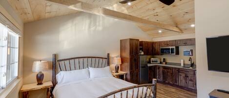 Een strijkplank/strijkijzer, gratis wifi, beddengoed