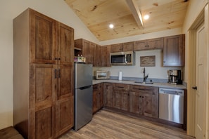 Réfrigérateur, micro-ondes, lave-vaisselle, cafetière/bouilloire