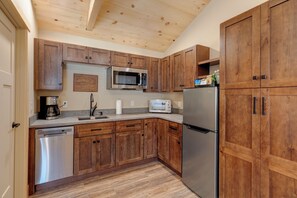 Jääkaappi, mikroaaltouuni, astianpesukone, kahvin-/teenkeitin