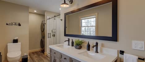 Shower, hair dryer, bidet, towels