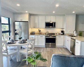 Køleskab, mikrobølgeovn, ovn, kogeplade