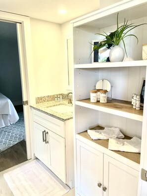 Douche, serviettes fournies, savon, papier toilette