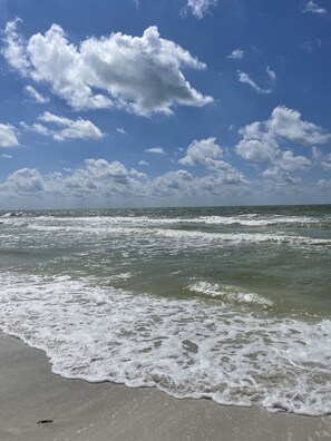 Sun-loungers, beach towels - Dockside Dreaming at Riverside Club Waterview (Marco Island)