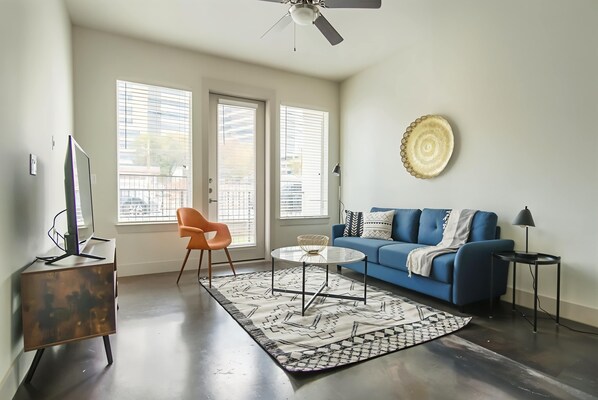 TV, offices - Remarkable 1BR King Suite | Pool, Parking + Gym A (Richardson)