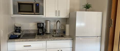 Réfrigérateur, micro-ondes, plaque de cuisson, cafetière/bouilloire