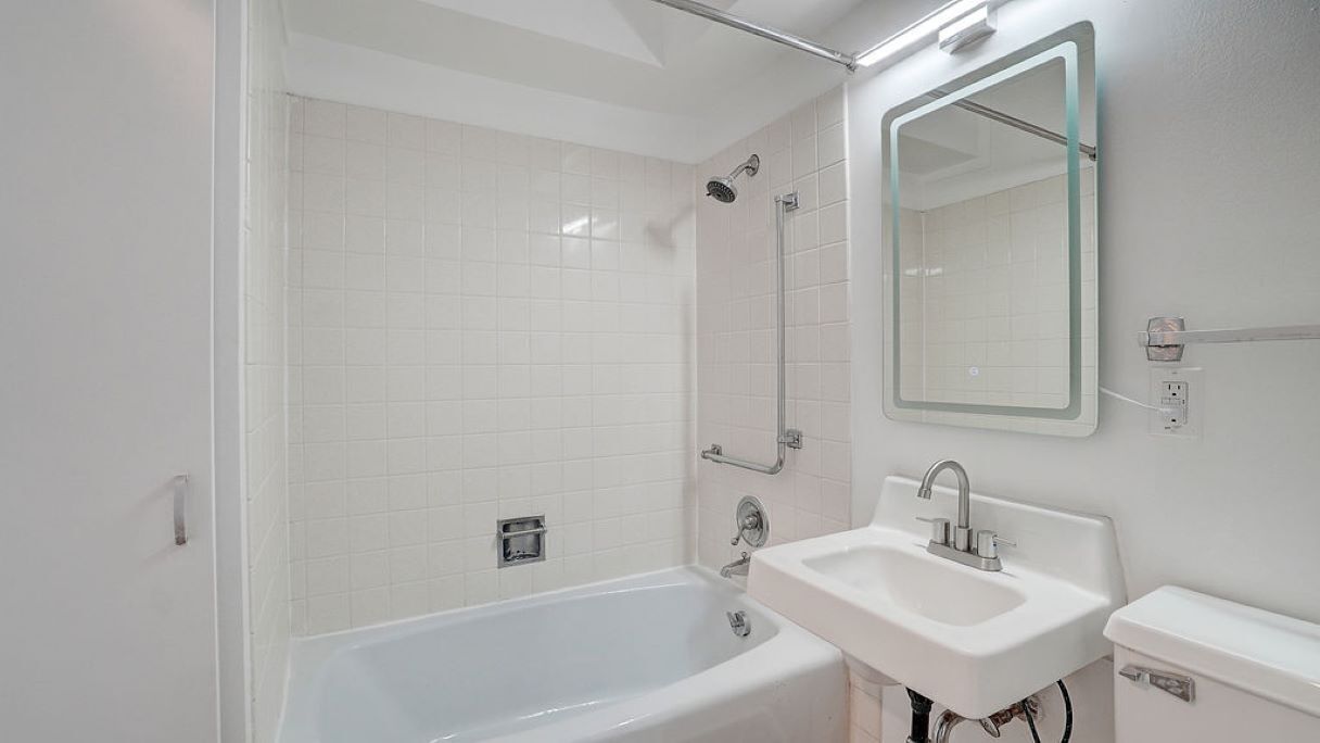 Ein modernes Badezimmer mit einer Badewanne, einem Waschbecken und einer Dusche.
