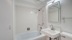 Ensemble douche/baignoire, serviettes fournies, savon, shampoing