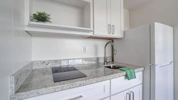 KĂŒhlschrank, Mikrowelle, Herdplatte, Wasserkocher mit Kaffee-/Teezubehör