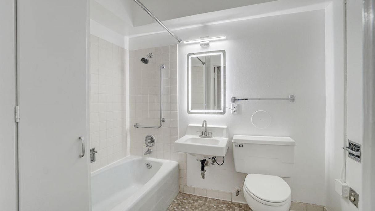 Combined shower/tub, towels, soap, shampoo