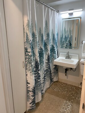 Combined shower/bathtub, towels, soap, shampoo