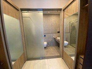 Dusche, Haartrockner, Handtücher, Toilettenpapier