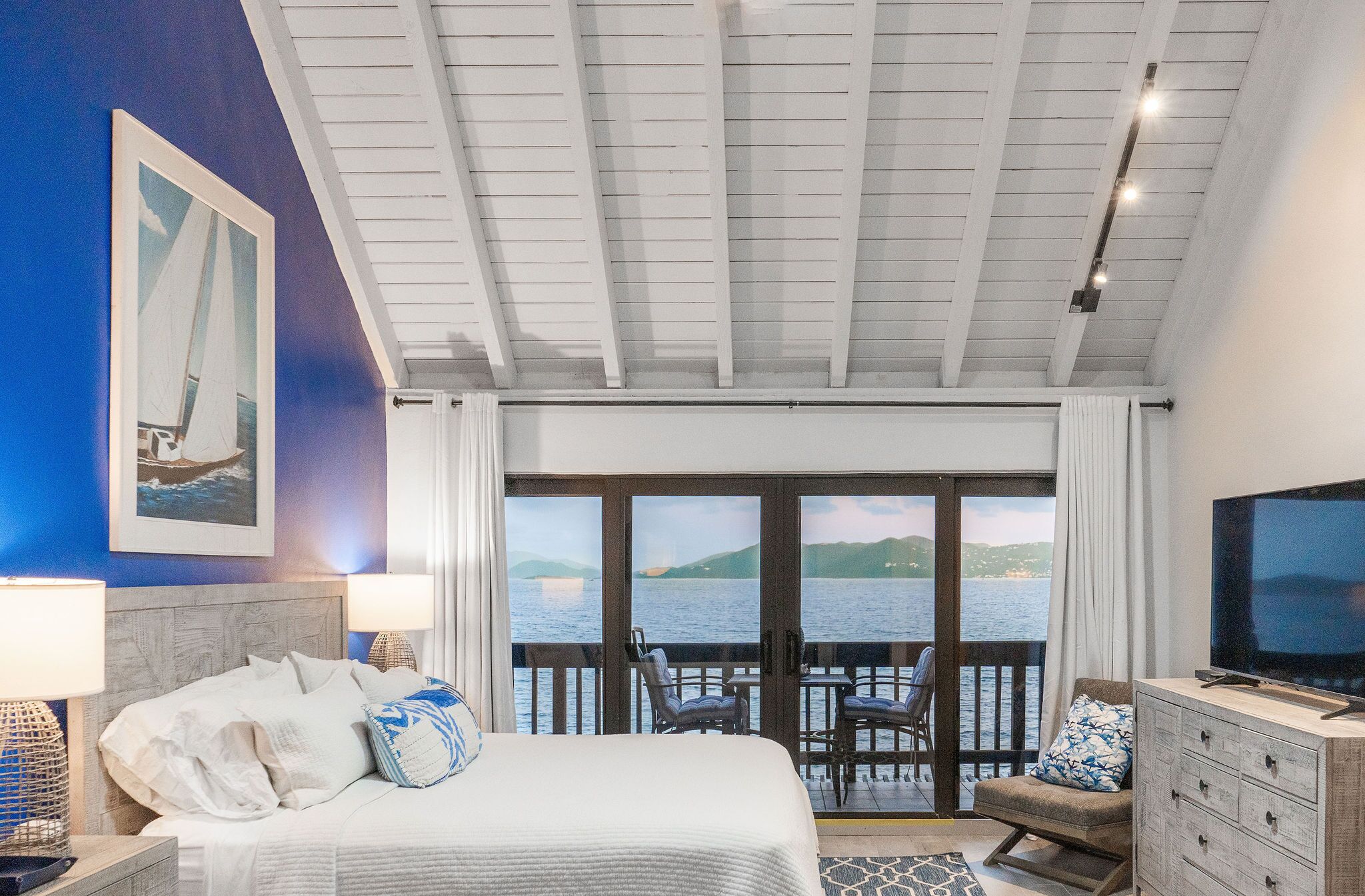 1 soveværelse, pengeskab på værelset, skrivebord, strygejern/strygebræt