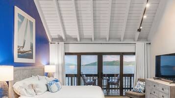 1 soveværelse, pengeskab på værelset, skrivebord, strygejern/strygebræt