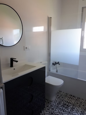 Baignoire, sĂšche-cheveux, serviettes fournies, papier toilette