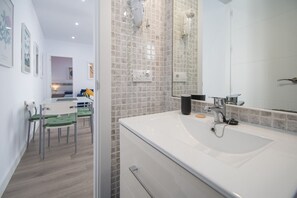 Regadera, amenidades de baño gratuitas, secadora de cabello, toallas 
