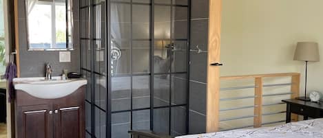 Een bureau, een strijkplank/strijkijzer, gratis wifi, beddengoed