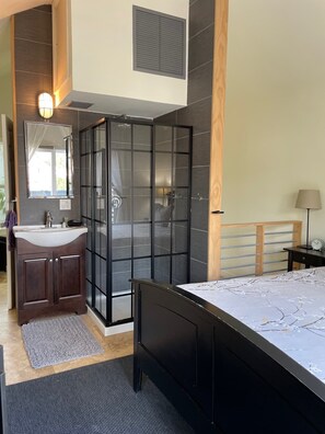 Escritorio, tabla de planchar con plancha, wifi gratis y ropa de cama