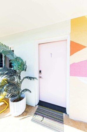 Exterior detail - Palm Springs Room #1– Retro-Chic Desert Escape Near Chattanooga (Trenton)