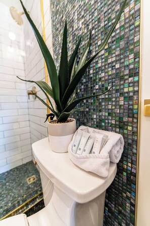 Shower, hair dryer - Palm Springs Room #1– Retro-Chic Desert Escape Near Chattanooga (Trenton)