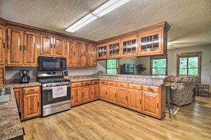 Fridge, microwave, stovetop, dishwasher - Pet-Friendly VA Home ~ 30 Mi to Shenandoah NP (Weyers Cave)