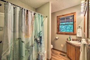 Amenidades de baño gratuitas, secadora de cabello, toallas 