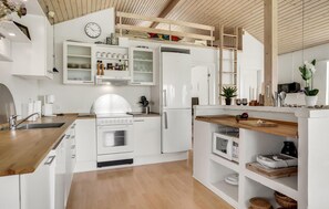 Fridge, stovetop, dishwasher, coffee/tea maker - Stunning home in Løgstør with WiFi (Løgstør)