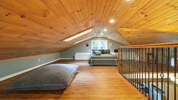 4 bedrooms, iron/ironing board, travel crib, free WiFi