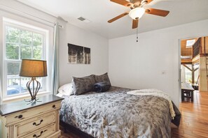 4 dormitoris, planxa i posts de planxar i un bressol de viatge 