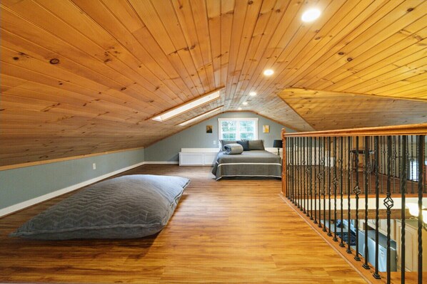 4 bedrooms, iron/ironing board, travel cot, free WiFi