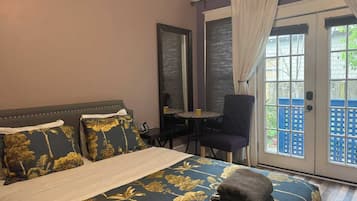 Bureau, fer et planche à repasser, Wi-Fi gratuit, draps fournis