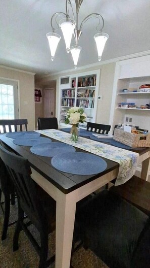 Dining - Cozy, Spacious, Great Location to amenities (Oak Ridge)