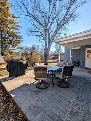 Outdoor dining - Cozy, Spacious, Great Location to amenities (Oak Ridge)