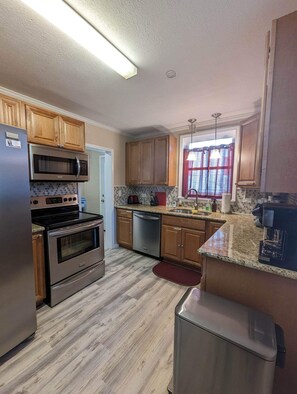 Fridge, microwave, oven, stovetop - Cozy, Spacious, Great Location to amenities (Oak Ridge)