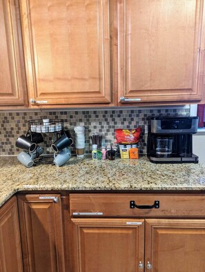 Fridge, microwave, oven, stovetop - Cozy, Spacious, Great Location to amenities (Oak Ridge)