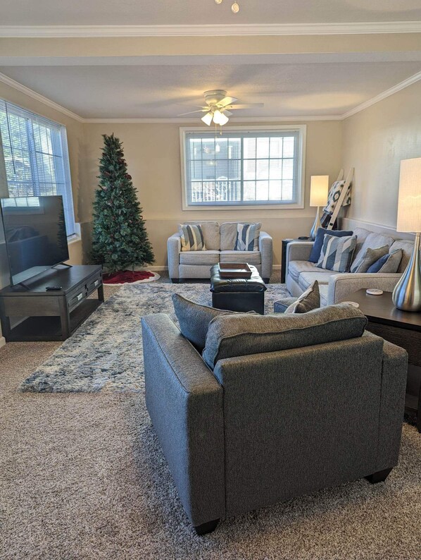 Smart TV, DVD player, books - Cozy, Spacious, Great Location to amenities (Oak Ridge)