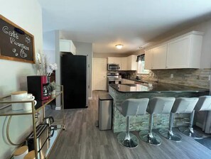 Frigorifero, microonde, forno, piano cottura