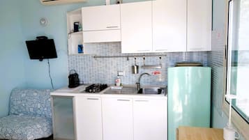 Geladeira, micro-ondas, fogĂŁo, cooktop